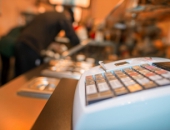 Что делать с чеками, выданными партнером, против которого выдвинуто дело о мошенничестве с кассовыми аппаратами?