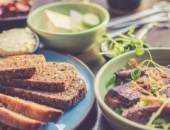 Могут ли расходы на питание работников образоваться в выходные?