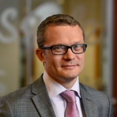 Кто вправе подписываться на накладной товаров?