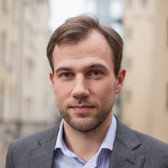 Revolūcija saistīto pušu darījumos